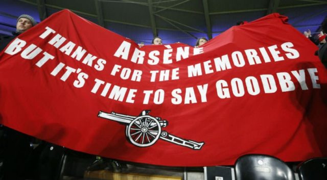 Hinchas de Arsenal buscan la salida de Arsène Wenger