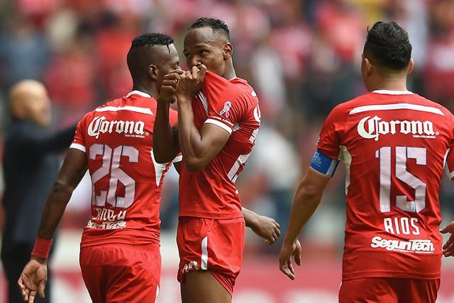 Toluca derrota a Pachuca con 10 hombres, por marcador de 2-1